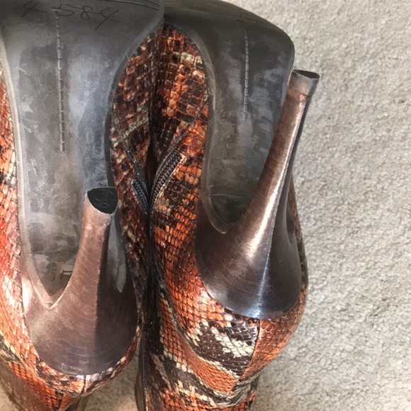 Stuart Weitzman snake print boot size 10 - Picture 7 of 8